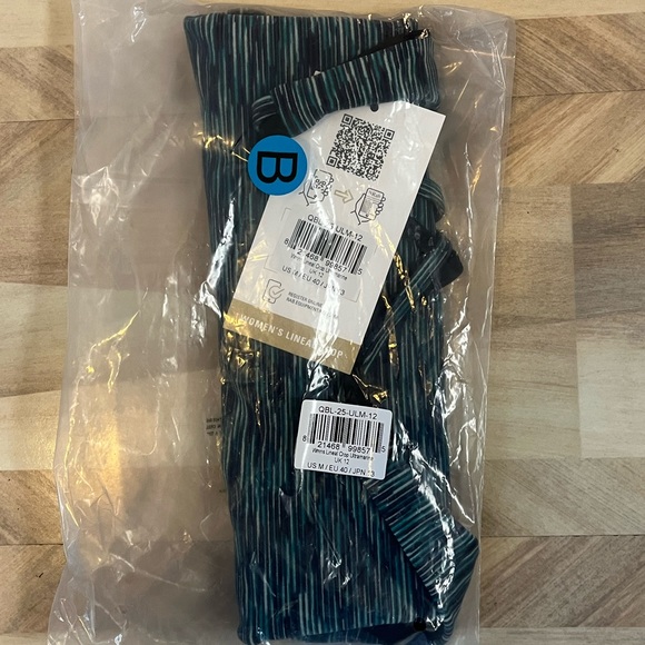 NWT- cropped workout tank - Picture 2 of 4